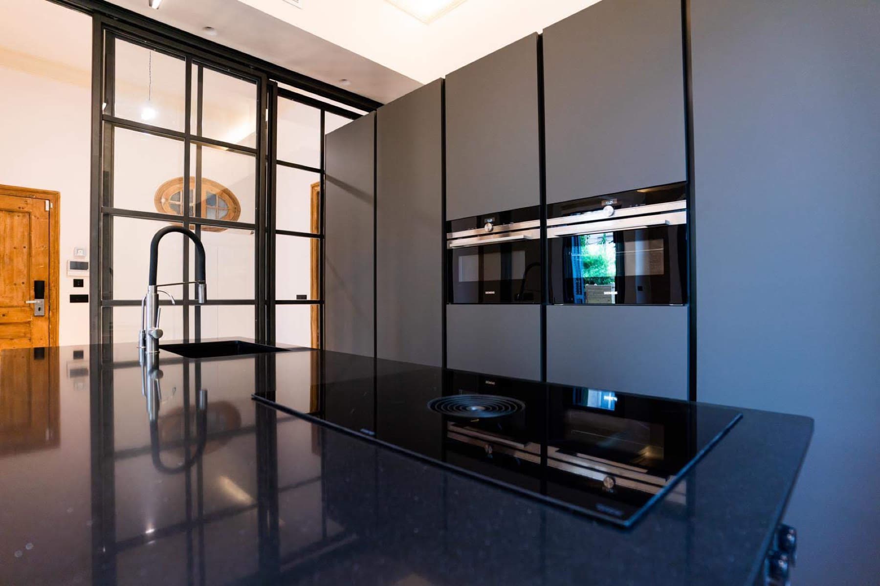 Cocina de diseño entregada por Renovatio Workers en Barcelona